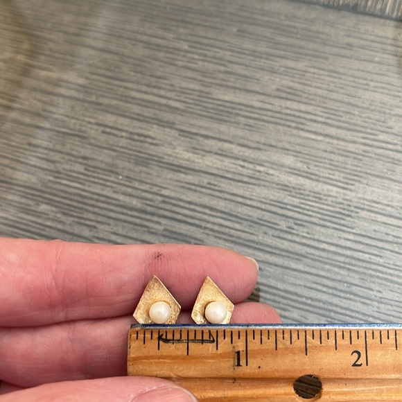 Vintage 14kt Gold Mid Century Modern Pearl Earrings - Picture 11 of 16